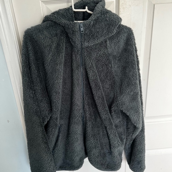 Mix of sweaters, long sleeves, and shorts !! Msg me & i can post individually - Picture 13 of 16